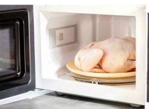 How to defrost chicken in the microwave