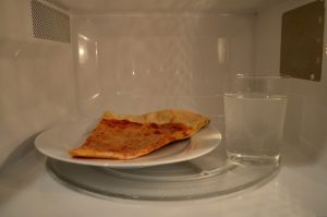 How to reheat pizza in the microwave